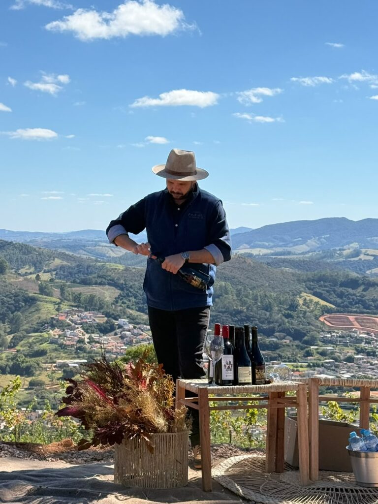 Sommelier Sávio Garcia em degustação realizada na Vinícola Quinta da Careta (Baependi/MG)